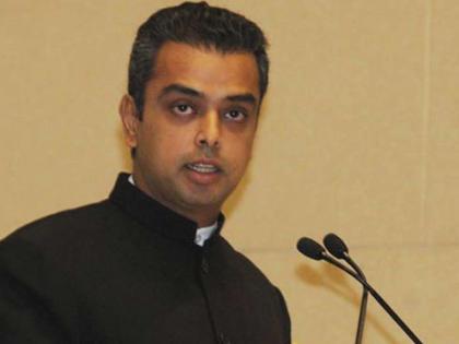 EC files complaint against Milind Deora for violating Model code of conduct | देवरांविरोधात आचारसंहिता भंगाचा गुन्हा दाखल, शिवसेनेविरोधातील 'ते' विधान भोवले