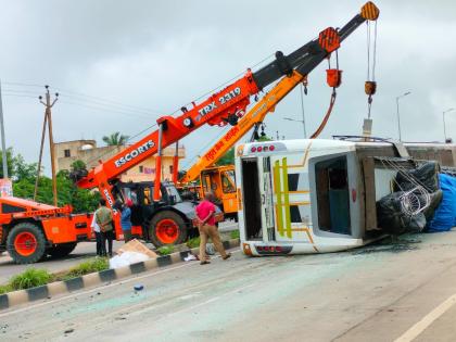 big news; Accident on Solapur-Akkalkot Highway; 1 killed, 6 passengers injured | मोठी बातमी; सोलापूर-अक्कलकोट महामार्गावर अपघात; एक ठार, सहा प्रवासी जखमी