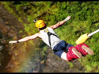 Brazil : Bungee jumping goes wrong for men after rope broken at midway | पत्नीपासून घटस्फोट घेतला....आनंद साजरा करण्यासाठी बंजी जंपिंग करण्यास गेला, दोरी तुटली आणि...