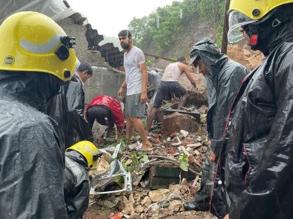 Four people got stuck under the pile Due to The pain in Vasai collapse; Success in saving both | वसईत दरड कोसळून चारजण ढिगाऱ्याखाली अडकले; दोन जणांना वाचविण्यात यश