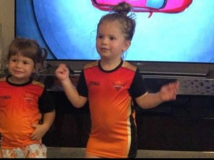 IPL 2019: When David Warner's daughter calls Go Daddy ... Watch this video | IPL 2019 : जेव्हा डेव्हिड वॉर्नरला त्याची मुलगी म्हणते, गो डॅडी... पाहा हा व्हिडीओ