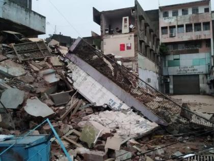 A part of the market in Amravati collapsed; Saved two | अमरावती येथे मार्केटचा एक भाग कोसळला; दोनजणांना वाचवले