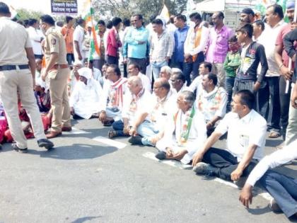 Rasta Rocco movement at Waigaon in Wardha district | वर्धा  जिल्ह्यातील वायगाव येथे रास्ता रोको आंदोलन