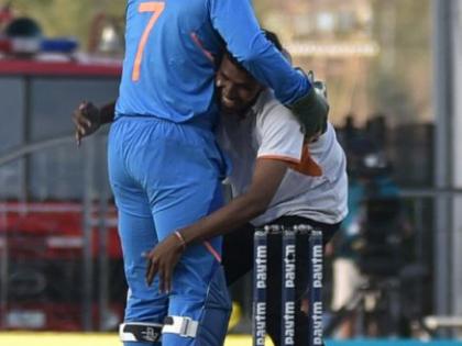 India-Australia One Day; When a fan enters the field ... | भारत-ऑस्ट्रेलिया वन डे; माहीचा चाहता मैदानात शिरतो तेव्हा ...