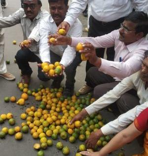 Farmers in the suburbs felt orange in the streets | उपराजधानीत शेतकऱ्यांनी रस्त्यावर वाटली सडकी संत्री