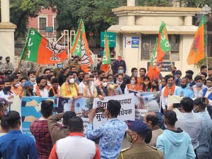 BJYM protests against Mahavikas Aghadi government interfering in university law | भाजयुमोतर्फे विद्यापीठ कायद्यात हस्तक्षेप करणाऱ्या महाविकास आघाडी सरकारचा निषेध