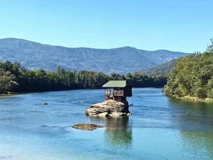 House on rock in middle of river Drina built 50 years ago | नदीच्या मधोमध एका दगडावर बांधलं आहे हे खास घर, पर्यटकांची असते मोठी गर्दी