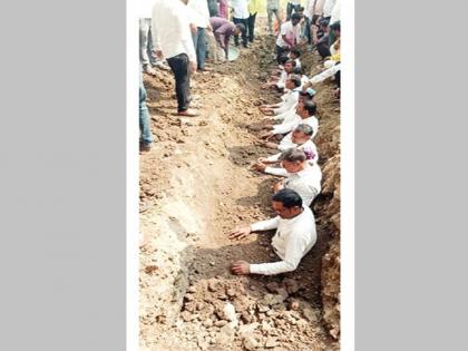 End of patience of Antgaon villagers; Villagers take half of the land for the road | अंतगाव ग्रामस्थांच्या सहनशीलतेचा अंत; रस्त्यासाठी गावकऱ्यांनी घेतले जमिनीत अर्धे गाडून End of patience of Antgaon villagers; Villagers take half of the land for the road | अंतगाव ग्रामस्थांच्या सहनशीलतेचा अंत; रस्त्यासाठी गावकऱ्यांनी घेतले जमिनीत अर्धे गाडून