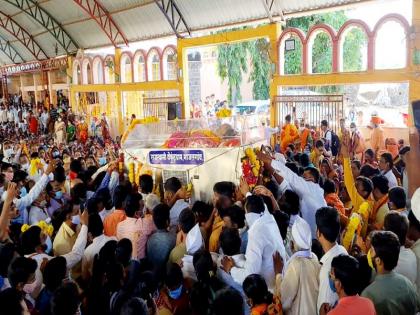 with devotees watery eye last farewell to Taporatna Majalgaonkar Maharaj | तपोरत्नं माजलगावकर महाराजांना साश्रू नयनांनी अखेरचा निरोप 