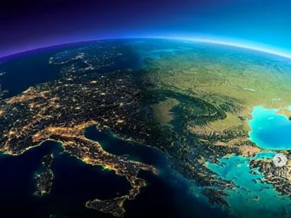 Terminator line divides day night beautiful footage captured from space | कशी होते दिवस आणि रात्रीची विभागणी? स्पेसमधून दिसतो असा अद्भुत नजारा