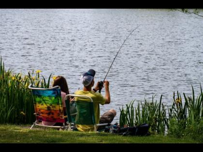 American couple finds Rs 83 lakh cash while fishing know what happen next | मासे पकडता पकडता चमकलं कपलचं नशीब, काट्यात अडकली अशी वस्तू झाले मालामाल