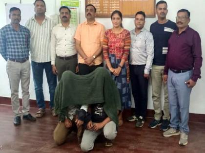 Arrested two people who become millionaires themselves after showing the dream of becoming a millionaire to an old man | वृद्धाला करोडपती होण्याचे स्वप्न दाखवून स्वत:च लखपती होणाऱ्या दोघांना अटक