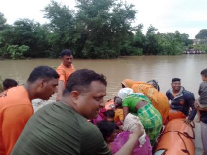 The wildness of nature in Yavatmal; 45 people trapped in flood, rescue operation started by helicopter | यवतमाळमध्ये निसर्गाचं रौद्ररुप; पुरामध्ये ४५ जण अडकले, बचावकार्य सुरू