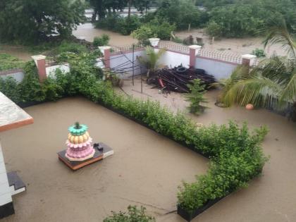 Heavy rains lashed Aurad area Latur; 55 mm per hour, farmland under water | Latur Rain: औराद परिसराला मुसळधार पावसाने झोडपले; पाऊण तासात ५५ मि.मी., शेतशिवार पाण्याखाली Heavy rains lashed Aurad area Latur; 55 mm per hour, farmland under water | Latur Rain: औराद परिसराला मुसळधार पावसाने झोडपले; पाऊण तासात ५५ मि.मी., शेतशिवार पाण्याखाली