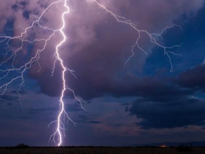 Lightning strikes near aircraft in Nagpur; Two engineers injured | नागपुरात विमानाजवळ वीज पडली; दोन अभियंते जखमी