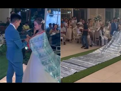 Groom gave his bride the exorbitant gift of cash rolled video goes viral | नवरदेवाने नवरीला दिला नोटांपासून बनवलेला ड्रेस, लोक म्हणाले - नशीबाने मिळतो असा नवरा....