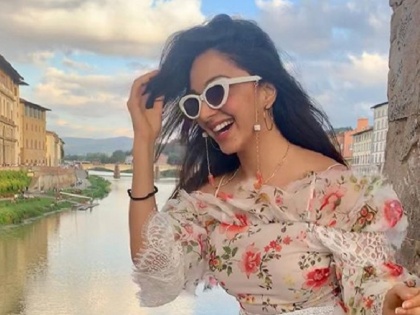 actress kiara advani latest bold photo raise temperature on instagram |  कियारा अडवाणीच्या फोटोंचा इंटरनेटवर धुमाकूळ, पाहून तुम्हीही पडाल प्रेमात
