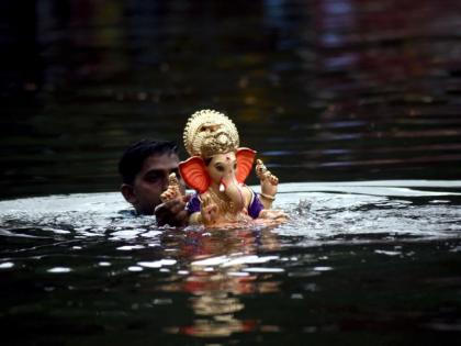 A separate experiment of mass immersion of Ganesha by the police in Yavatmal | Ganesh Mahotsav; यवतमाळात पोलिसांकडून सामूहिक गणेश विसर्जनाचा वेगळा प्रयोग