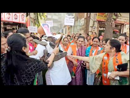 Protest against the statue of Dheeraj Sahu from Jharkhand by BJP Mahila Morcha in Bhiwandi | भिवंडीत भाजपा महिला मोर्चाकडून झारखंडच्या धीरज साहू यांच्या पुतळ्यास जोडे मारो आंदोलन