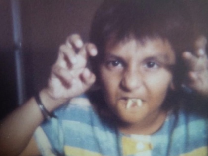 ranveer singh shared her childhood picture wearing dracula teeth | Throwback : ड्रॅक्युला बनून घाबरवणारा हा सुपरस्टार ओळखा पाहू कोण?