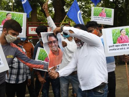 Posters of yogi burnt by RPI Ektavadi in Thane in protest of Hathras rape Case | हाथरस अत्याचाराच्या निषेधार्थ ठाण्यात रिपाइं एकतवादीने जाळले योगींचे पोस्टर