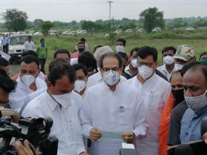 "Don't worry, I'm here to reassure you"; CM Uddhav Thackeray interacts with flood victims | “काळजी करू नका, हे शेतकऱ्यांचे सरकार; नुकसानीची माहिती गोळा करून अभ्यास करत बसणार नाही"