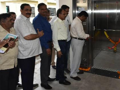  Inauguration of the elevator at the hands of the Commissioner | आयुक्तांच्या हस्ते लिफ्टचे उद्घाटन