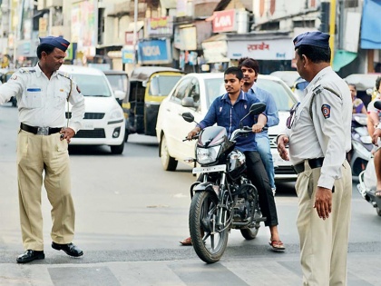 Helmet at home and how do you get out? 12 lakh two-wheelers fined Rs 58 lakh | हेल्मेट घरी अन् आपण बाहेर कसे ? १२ हजार दुचाकीस्वारांना ५८ लाखांचा दंड