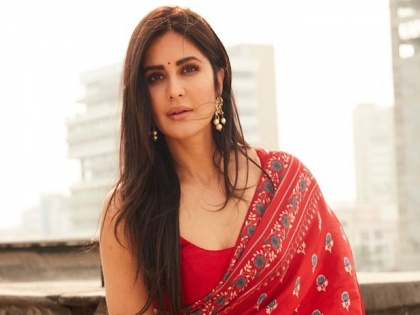 Katrina Kaif looks simple but beautiful in red color saree, she shared photo on Instagram | रेड कलरच्या साडीत सिंपल पण ब्युटिफुल दिसली कतरिना, चाहत्यांना भावला देसी लूक