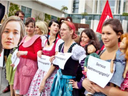 Take care of the baby, only then will give birth; German women's demand | बाळाला सांभाळा, तरच मूल जन्माला घालू!