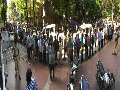 Crowd on front wine shop of pune city from Every thing for liquar | "दारुसाठी काय पण"म्हणत वाईन शॉप समोर तोबा गर्दी; तळीरामांना जागेवर आणण्यासाठी पोलिसांचा लाठीमार