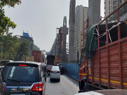 Bridge accident, hour-long gridlock for 10 minutes and half an hour for distance Queues of vehicles on Saket bridge with Majeevada, Kapurbavadi |  पुलावर अपघात, तासभर कोंडी १० मिनिटे अंतरासाठी अर्धा तास; माजीवडा, कापूरबावडीसह साकेत पूलावर वाहनांच्या रांगा