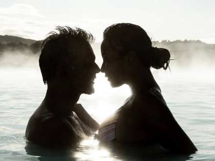  Milind and Ankita's romance even in cold water at 3 degrees Celsius, see their hot photo | ३ अंश सेल्सिअस बर्फाइतक्या थंड पाण्यातही मिलिंद अन् अंकिताला सुचतोय रोमान्स, पहा त्यांचे हॉट फोटो