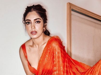 Bhumi Pednekar shared orange saree photos on Instagram, See her photo | ऑरेंज कलरच्या साडीतील भूमीच्या सेक्सी अदा पाहून चाहते झाले फिदा, पहा हे फोटो