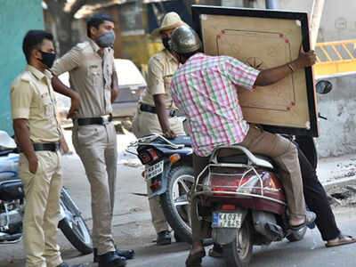 Two-wheeler and three-wheeler ban in Buldana district | बुलडाणा जिल्ह्यात दुचाकी व तीन चाकी वाहनांना बंदी