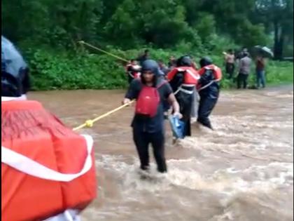 Rain in Navi Mumbai: Youngsters stranded waterfall near CBD; Farmers are also rescued | Rain in Navi Mumbai: सीबीडी नजीकच्या धबधब्याजवळ तरुण, तरुणी अडकलेले; शेतकऱ्यांचीही सुटका 