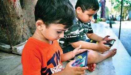 Mobile use increased stress on children; New problems for parents | मोबाईल वापरामुळे मुलांवरील तणाव वाढला; पालकांसमोर नवी समस्या