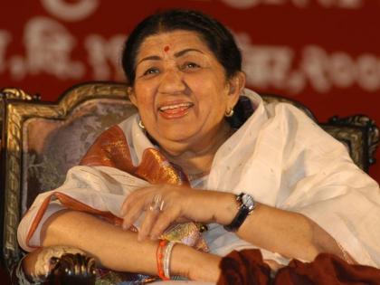 Lata Mangeshkar Last two Days: Lata Didi Ordered earphones in hospital, listened her father's dinanath Mangeshkar's songs before death | Lata Mangeshkar Last Days: लतादीदी: हॉस्पिटलमध्ये ईयरफोन मागविले, वडिलांची गाणी ऐकली, अन् प्राण सोडले