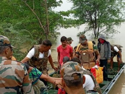 Soldiers rushed to help flood victims; Hundreds of citizens of Vidarbha have been shifted to safe places | पूर पीडितांच्या मदतीसाठी सैनिक धावले; विदर्भातील शेकडो नागरिकांना सुरक्षित ठिकाणी हलविले