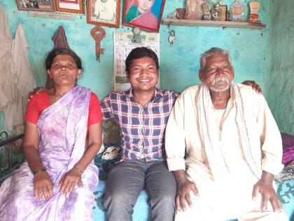 Jinkalus bhava ... Deputy Tehsildar became the lake of father who sells scrap in amravti tiwasa | जिंकलस भावा...  भंगार अन् रद्दी विकणाऱ्या बापाचा लेक बनला 'नायब तहसिलदार'