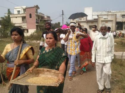 Cremation of fathers by daughters | मुलींकडून पित्याच्या पार्थिवावर अंत्यसंस्कार; भासू दिली नाही मुलाची उणीव