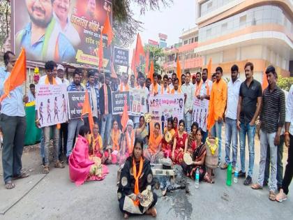  On behalf of the Shiv Sena Uddhav Balasaheb Thackeray party, a protest was held in Akluj against inflation and gas price hike | रस्त्यावर चूल मांडून थापल्या भाकरी; डाळ शिजवत गॅस दरवाढीचा निषेध