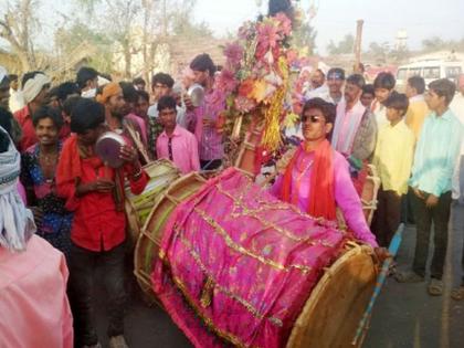 The melody of folk songs in the buzzing market | भोंगऱ्या बाजारात गुंजले लोकगीतांचे सूर