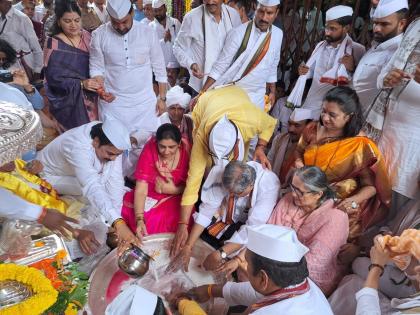 पालखीचे प्रस्थान होण्यापूर्वी संत तुकाराम महारांजाच्या पादुकांना दुधाचा अभिषेख घालून पुजन करण्यात आले पालखीचे प्रस्थान होण्यापूर्वी संत तुकाराम महारांजाच्या पादुकांना दुधाचा अभिषेख घालून पुजन करण्यात आले