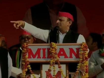 Uttar Pradesh Election 2022: SP chief Akhilesh Yadav lashes out at Police personnel in his public rally in Tirwa, Kannauj | UP Election 2022: 'ए पोलीस, ए पोलिसवाल्यांनो, तुमच्यापेक्षा...!' भर सभेमध्ये अखिलेश यादवांनी अपशब्द वापरले