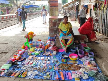 Action against 3,000 hawkers in railways Action of RPF, cases filed against 24 thousand across the state | रेल्वेतील ३ हजारांवर फेरीवाल्यांवर कारवाईचा दंडूका; RPF ची कारवाई, राज्यभरात २४ हजारांवर गुन्हे दाखल