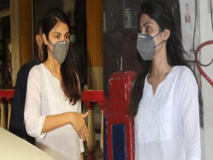 Riya Chakraborty caught on camera for the first time since her release from jail | जेलमधून बाहेर आल्यानंतर पहिल्यांदाच कॅमेऱ्यात कैद झाली रिया चक्रवर्ती, सांताक्रुझ पोलीस स्टेशनबाहेर झाली स्पॉट