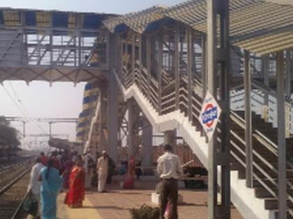 Lack of basic facilities on the platform | प्लॅटफॉर्मवर प्राथमिक सुविधाचा अभाव Lack of basic facilities on the platform | प्लॅटफॉर्मवर प्राथमिक सुविधाचा अभाव