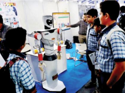 Rangala chatted with the tallest humanoid; 'Indro' became the diamond of IIT Techfest | सर्वांत उंच ह्युमनॉइडशी रंगला गप्पांचा फड; ‘इंद्रो’ ठरला आयआयटी टेकफेस्टचा हिराे