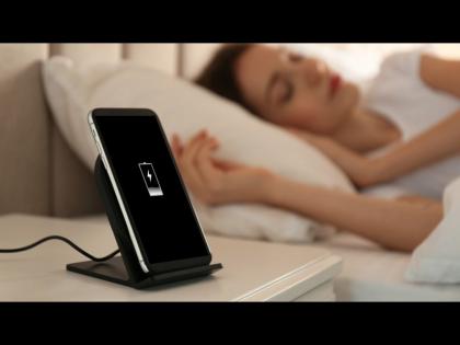 Never charge smartphone near pillow while sleeping shocking experiment shows reality | झोपताना डोक्याजवळ मोबाइल चार्जिंगला लावता का? मग हा व्हिडीओ बघाच